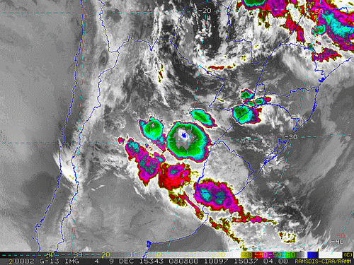 Imagem do satélite GOES 13/NOAA/EUA – Canal do Infravermelho + realce – dia 09/12/2015 – Hora local: 06:10 – Sul do Brasil.