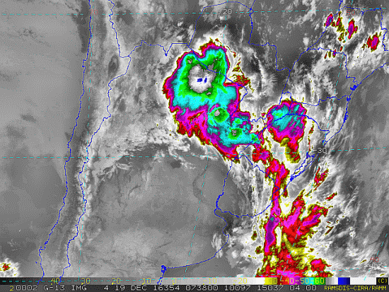 Imagem do satélite GOES 13/NOAA/EUA – Canal do Infravermelho + realce – dia 19/12/2016 – Hora local: 05:40 – Sul do Brasil. Fonte: RAMSDIS Online - Central and South America and the Caribbean, Cooperative Institute for Research in the Atmospere, Colorado State University, EUA, modificado por LabClima/UNIVALI.